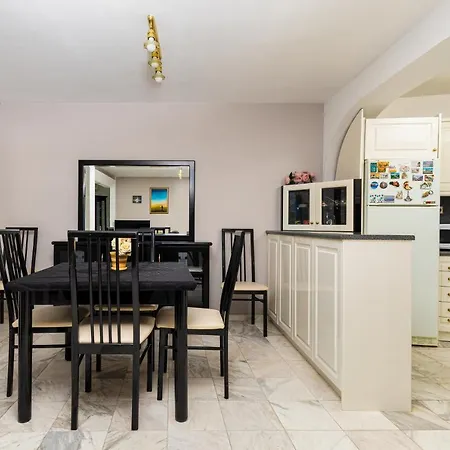 Apartment Spacious 2-bedroom Maisonette In Centre By Flat Mаnager