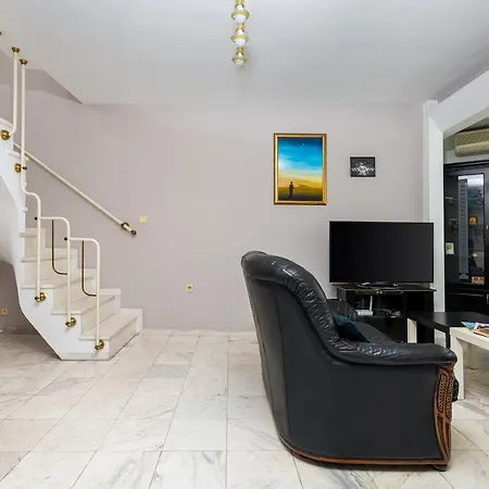 Spacious 2-bedroom Maisonette In Centre By Flat Mаnager