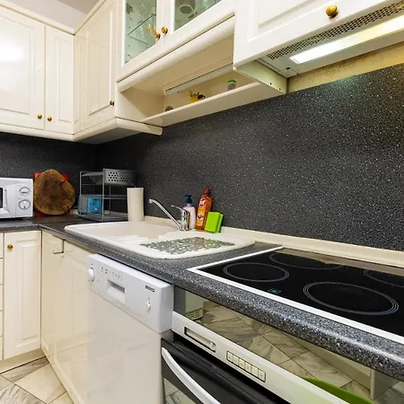 Apartment Spacious 2-bedroom Maisonette In Centre By Flat Mаnager