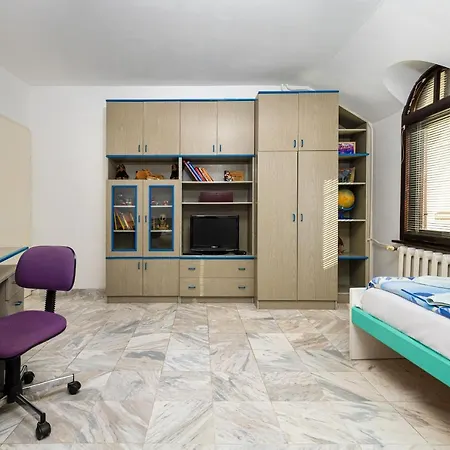 Spacious 2-bedroom Maisonette In Centre By Flat Mаnager *