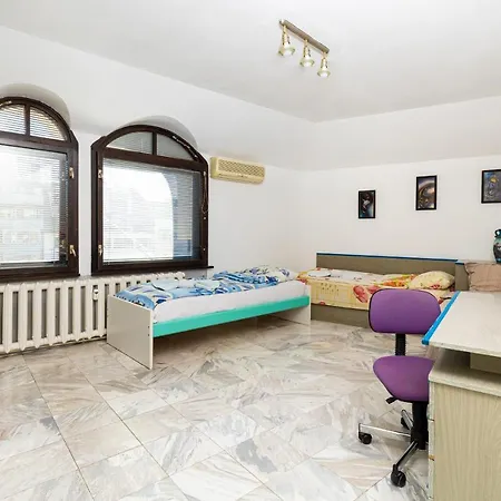 Spacious 2-bedroom Maisonette In Centre By Flat Mаnager *