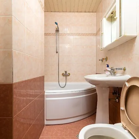 Spacious 2-bedroom Maisonette In Centre By Flat Mаnager Apartment
