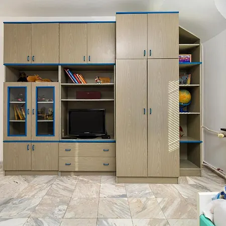 Spacious 2-bedroom Maisonette In Centre By Flat Mаnager Apartment